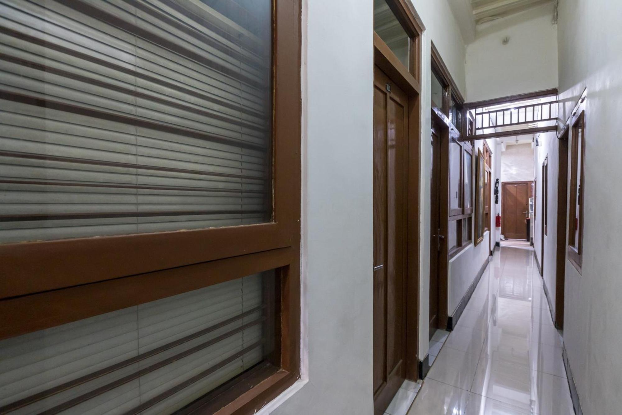 Hotel Vaccinated Staff - OYO 1082 Kost Arie 1 Jakarta Exterior foto