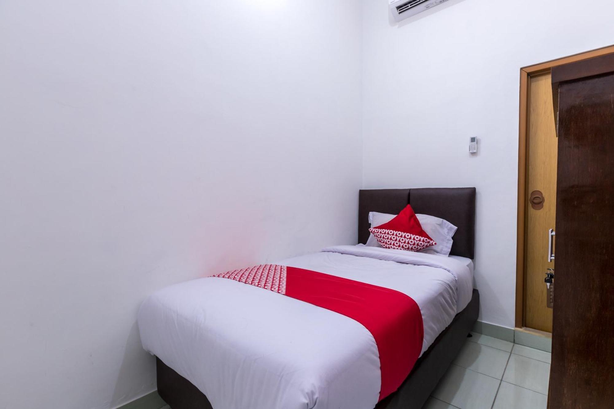 Hotel Vaccinated Staff - OYO 1082 Kost Arie 1 Jakarta Exterior foto