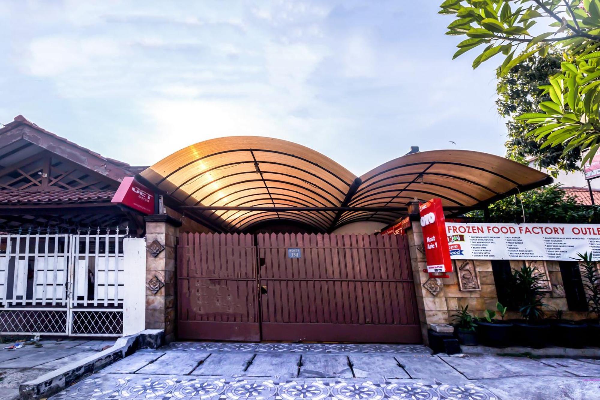 Hotel Vaccinated Staff - OYO 1082 Kost Arie 1 Jakarta Exterior foto