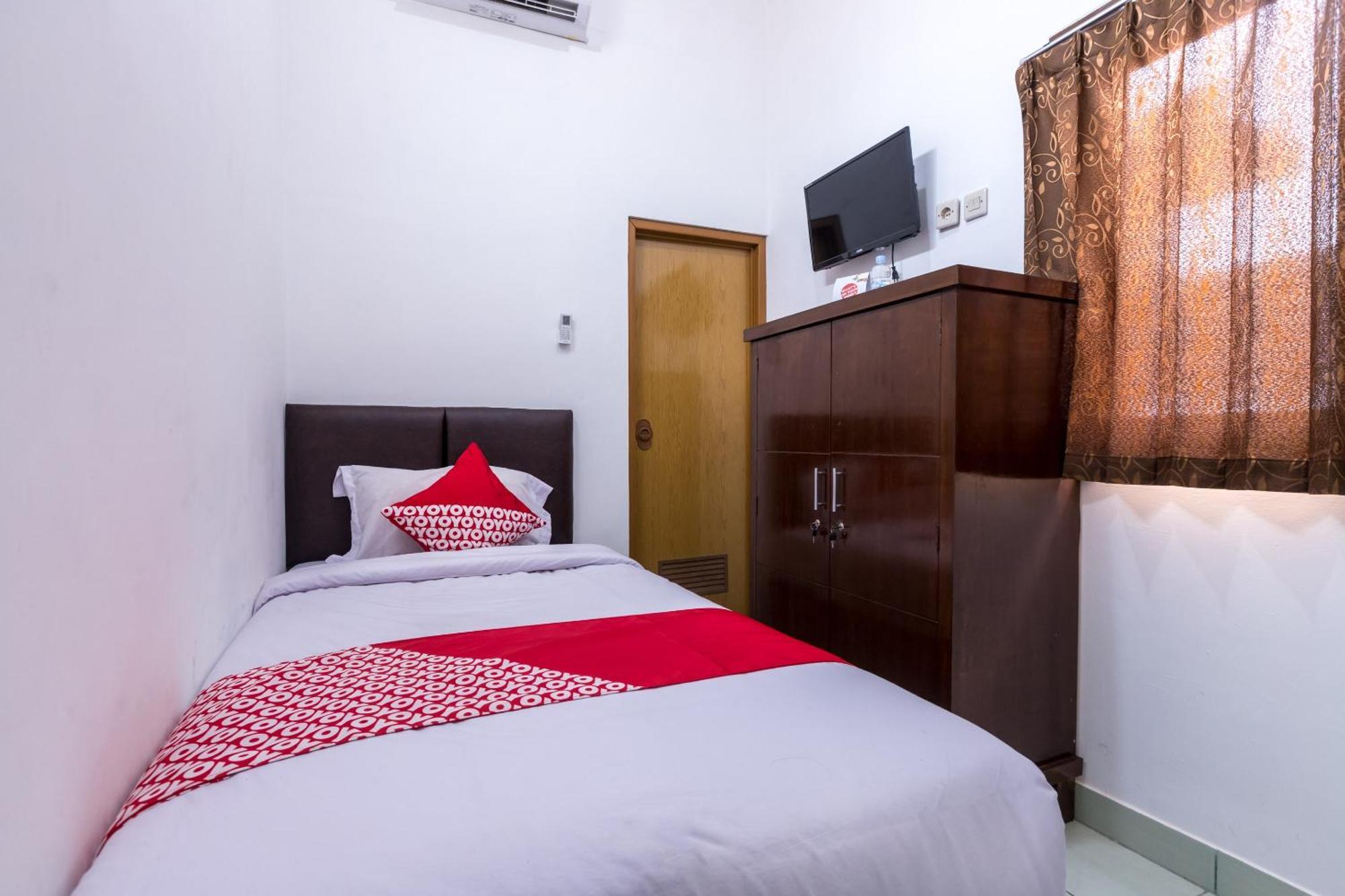 Hotel Vaccinated Staff - OYO 1082 Kost Arie 1 Jakarta Exterior foto